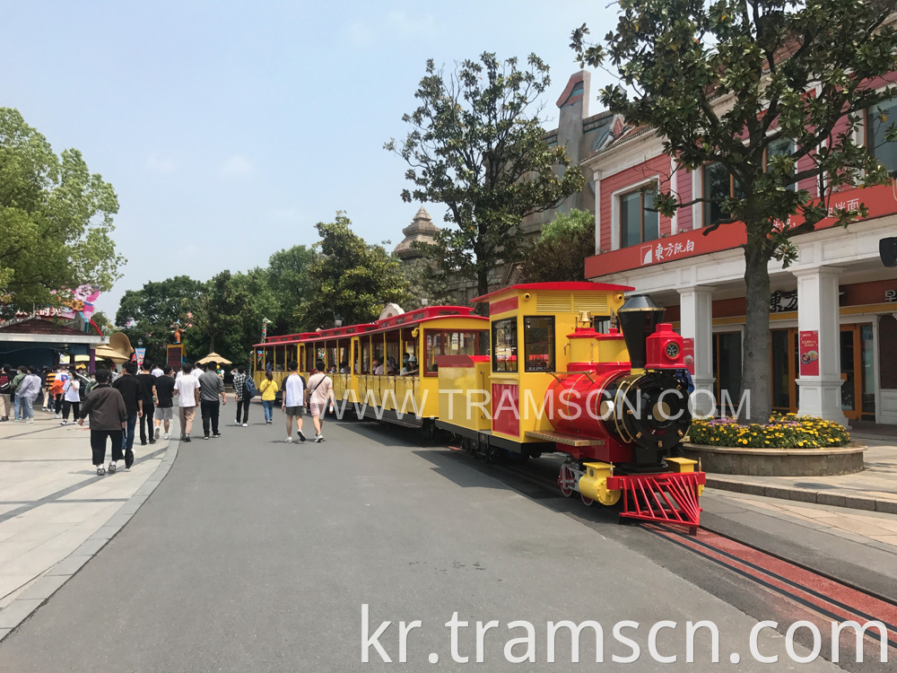 Park Trains YELLOW EXPRESS TRAIN IN SHANGHAI